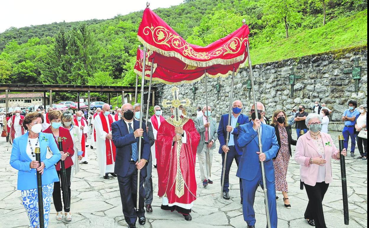 Procesión con el Lignun Crucis antes de la misa de Exaltación de la Cruz 