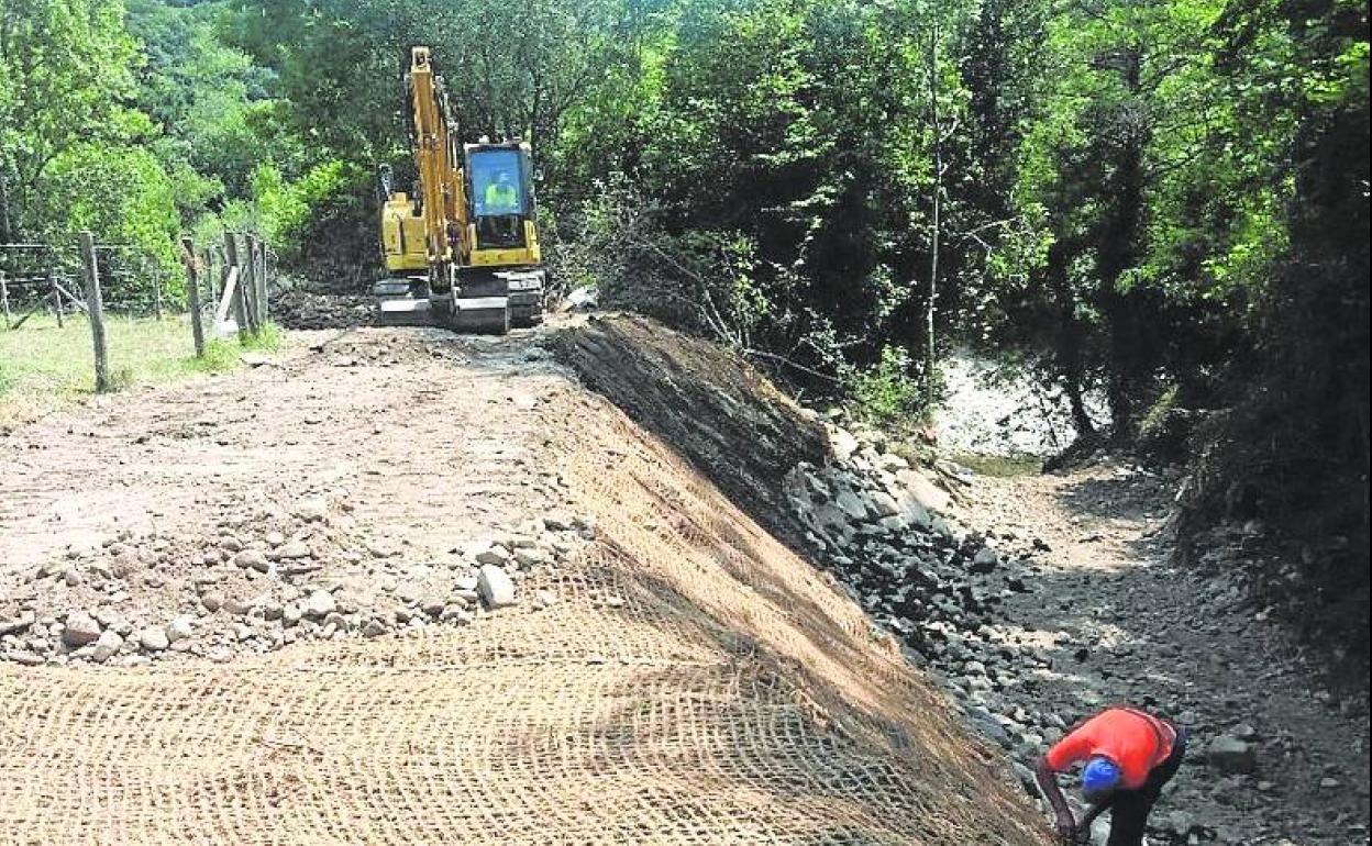 Trabajos de mejora del arroyo de La Canal, en Alceda. 