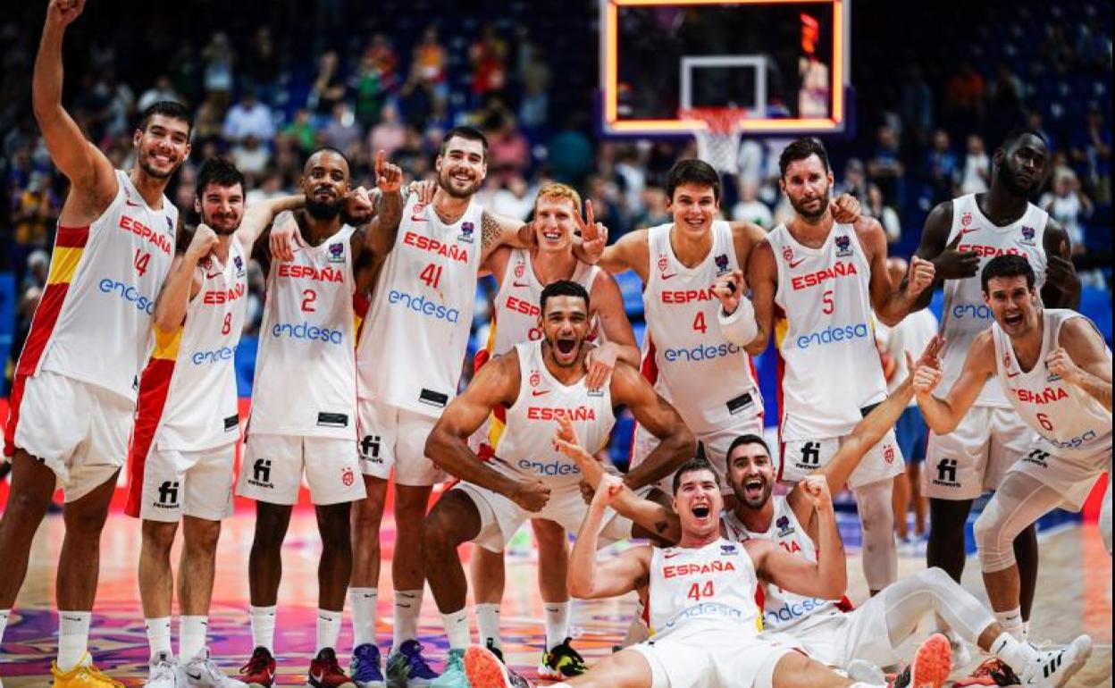 Los jugadores de la selección española celebran la victoria ante Finlandia. 