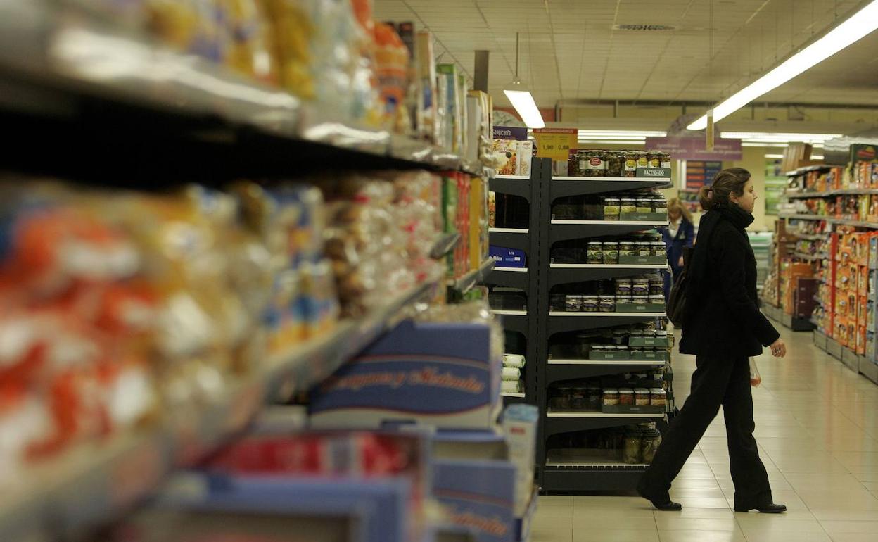 Vista interior de un supermercado. 