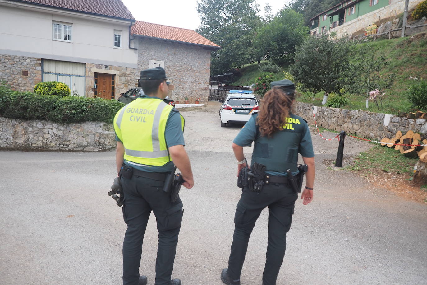 Imágenes tomadas esta noche por vecinos de Solares y de otros puntos, en las que se ven focos en terrenos de Sobremazas, San Vitores y Heras. Por la mañana, sigue habiendo bastantes focos activos y los bomberos forestales han tenido que entrar en propiedades particulares de Santiago de Cudeyo para poder acceder a algunos de los fuegos.