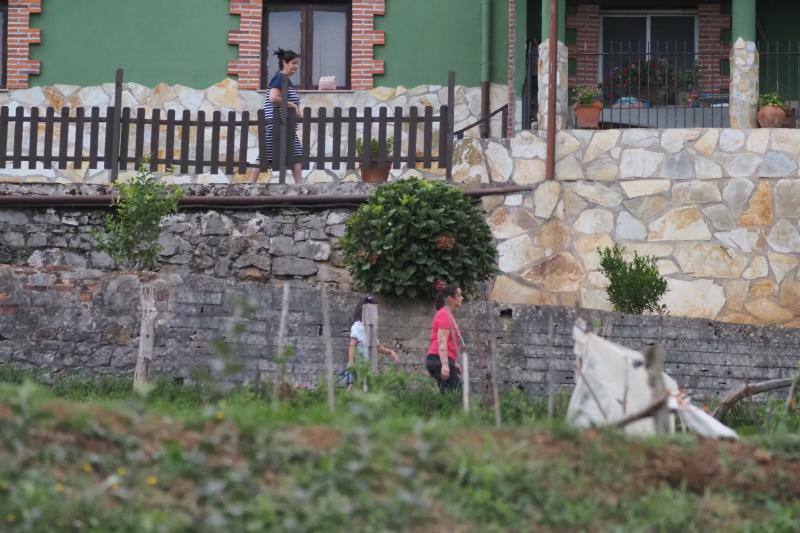 Imágenes tomadas esta noche por vecinos de Solares y de otros puntos, en las que se ven focos en terrenos de Sobremazas, San Vitores y Heras. Por la mañana, sigue habiendo bastantes focos activos y los bomberos forestales han tenido que entrar en propiedades particulares de Santiago de Cudeyo para poder acceder a algunos de los fuegos.