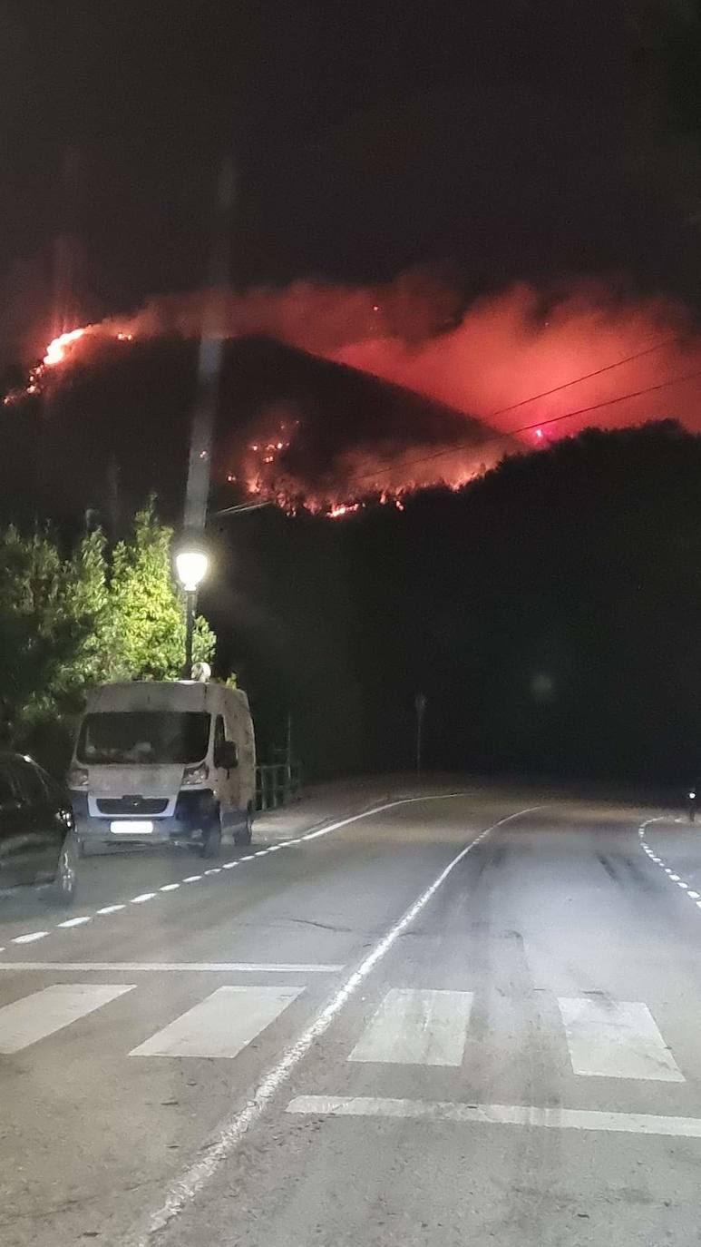 Imágenes tomadas esta noche por vecinos de Solares y de otros puntos, en las que se ven focos en terrenos de Sobremazas, San Vitores y Heras. Por la mañana, sigue habiendo bastantes focos activos y los bomberos forestales han tenido que entrar en propiedades particulares de Santiago de Cudeyo para poder acceder a algunos de los fuegos.