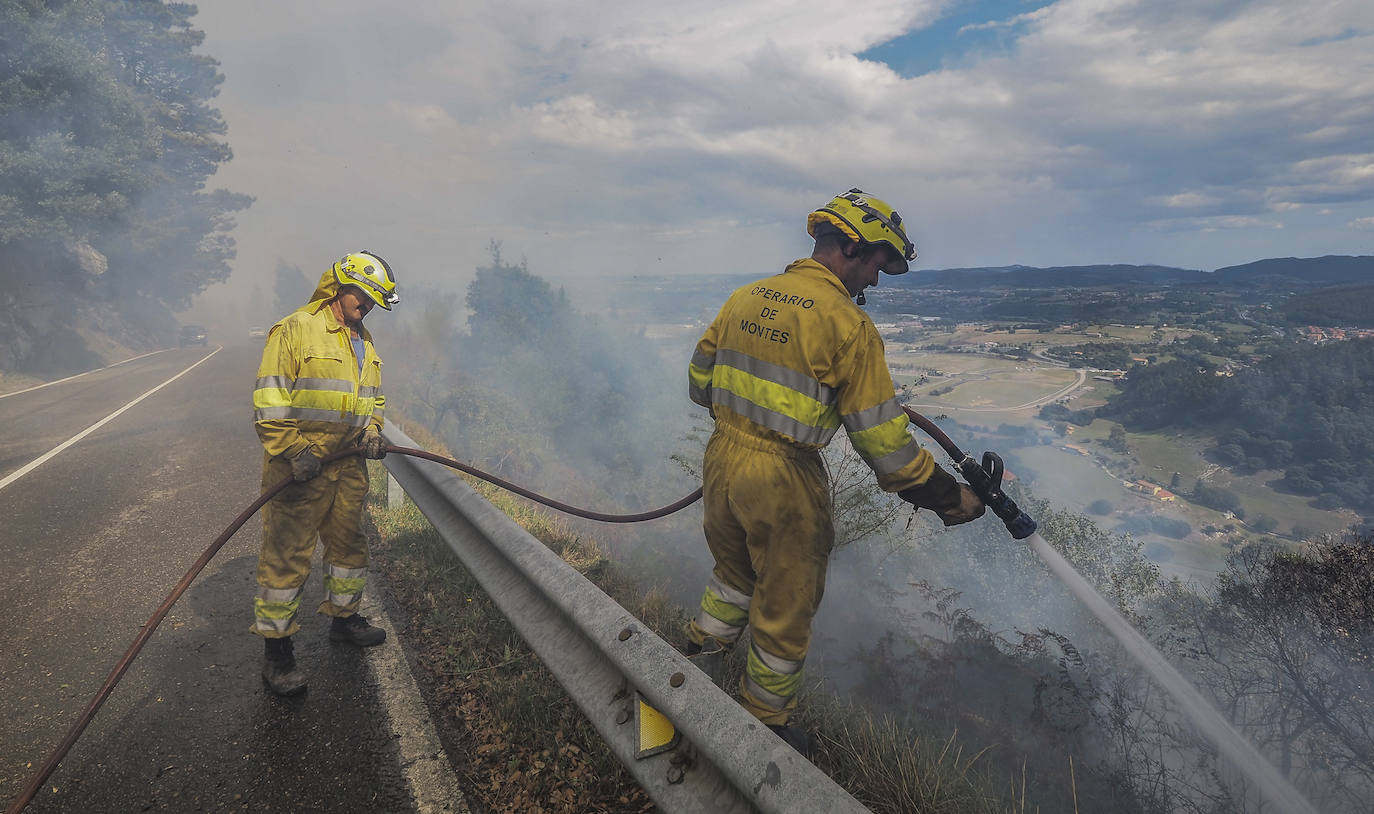 Los bomberos trabajan en las labores de extinción del incendio.