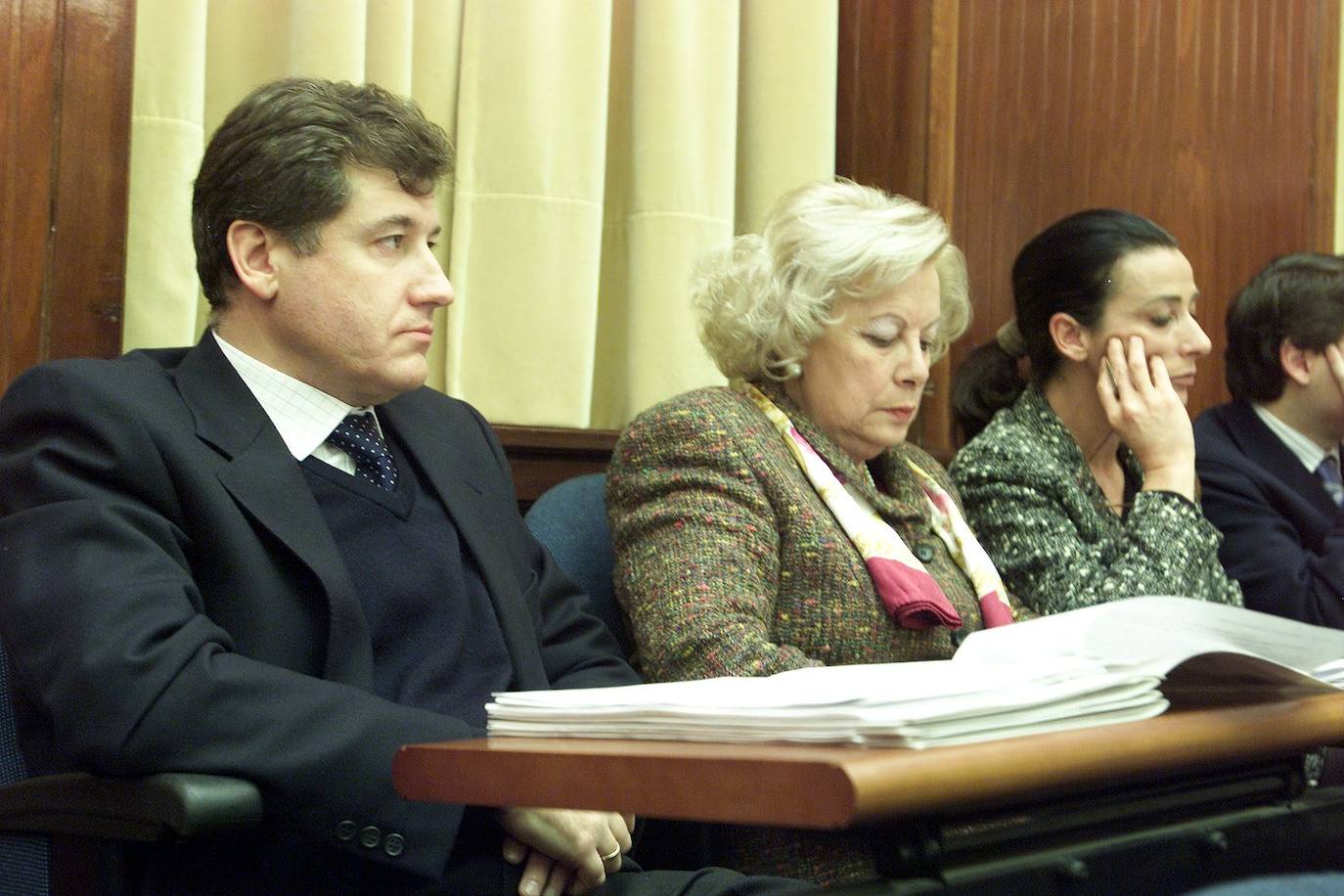 2004: De izq. a dcha, Eduardo Arasti, Josefina Lusares y Carmen Ruiz, concejales del PP, durante un pleno del Ayuntamiento de Santander