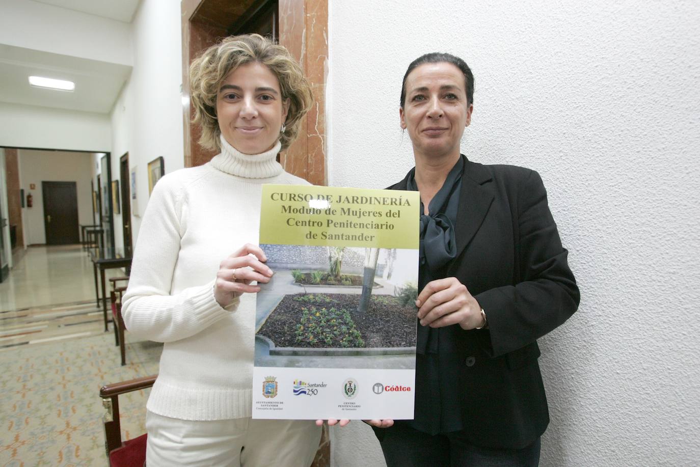 27/01/2006: Presentación del programa 'Acompañar' para las internas de la Prisión Provincial. En la imagen, Sofía Neches, subdirectora de la Prisión, y Carmen Ruiz, concejala de Igualdad.