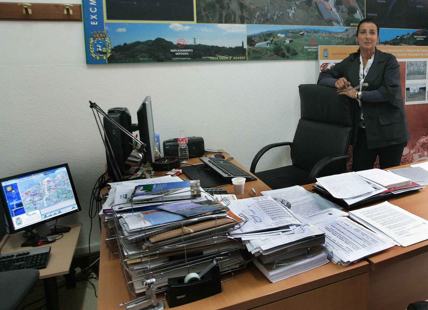 03/11/2007. Carmen Ruiz Lavín en su despacho como concejala de Medio Ambiente de Santander