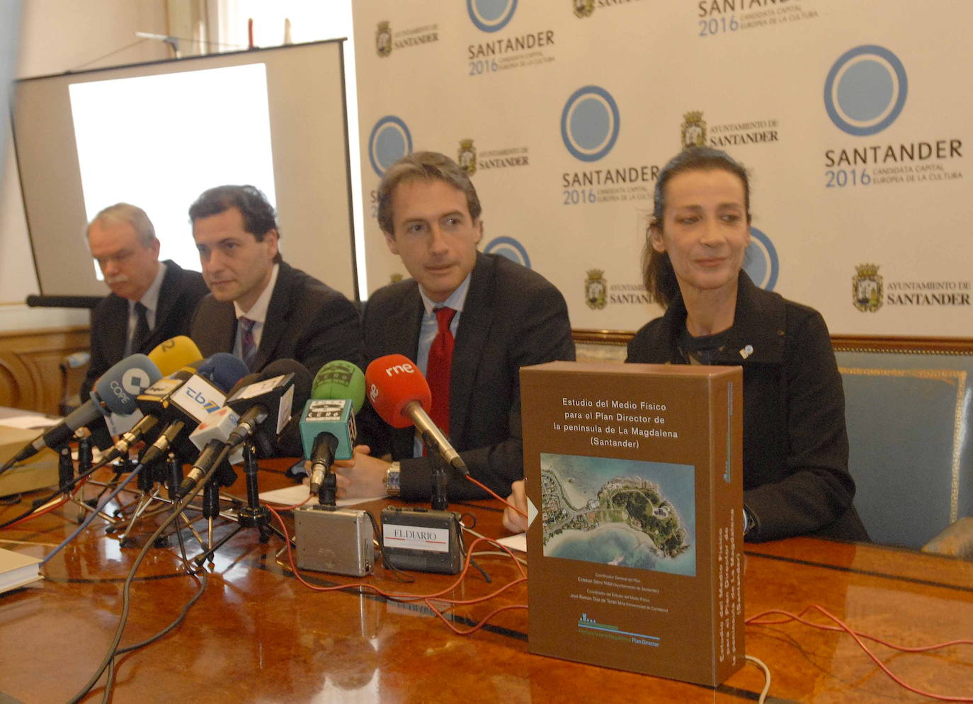 25/02/2009. Presentación del Plan Director de La Magdalena. De izq. a dcha, Juan Ramón Díaz de Terán, coordinador del estudio físico del Plan Director; Esteban Sainz, coordinador general del Plan Director; Iñigo de la Serna, alcalde; y la concejal Carmen Ruiz.