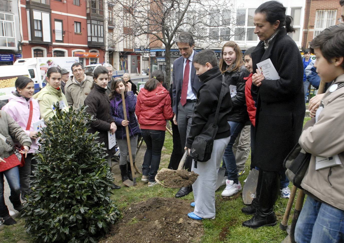 11/03/2010. Plantación de árboles acebos en el parque "Recaredo González Sáiz" de la zona Cisneros de Santander. El alcalde Iñigo de la Serna y la concejala, Carmen Ruiz con los niños del colegio Cisneros