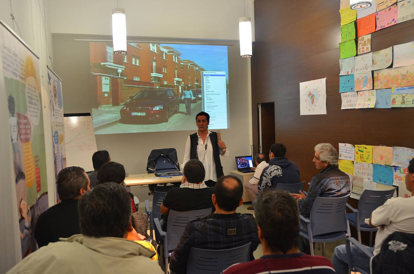 01/11/2011. Presentación del proyecto de promoción laboral que financiará el carné de conducir a 39 vecinos de Santander.