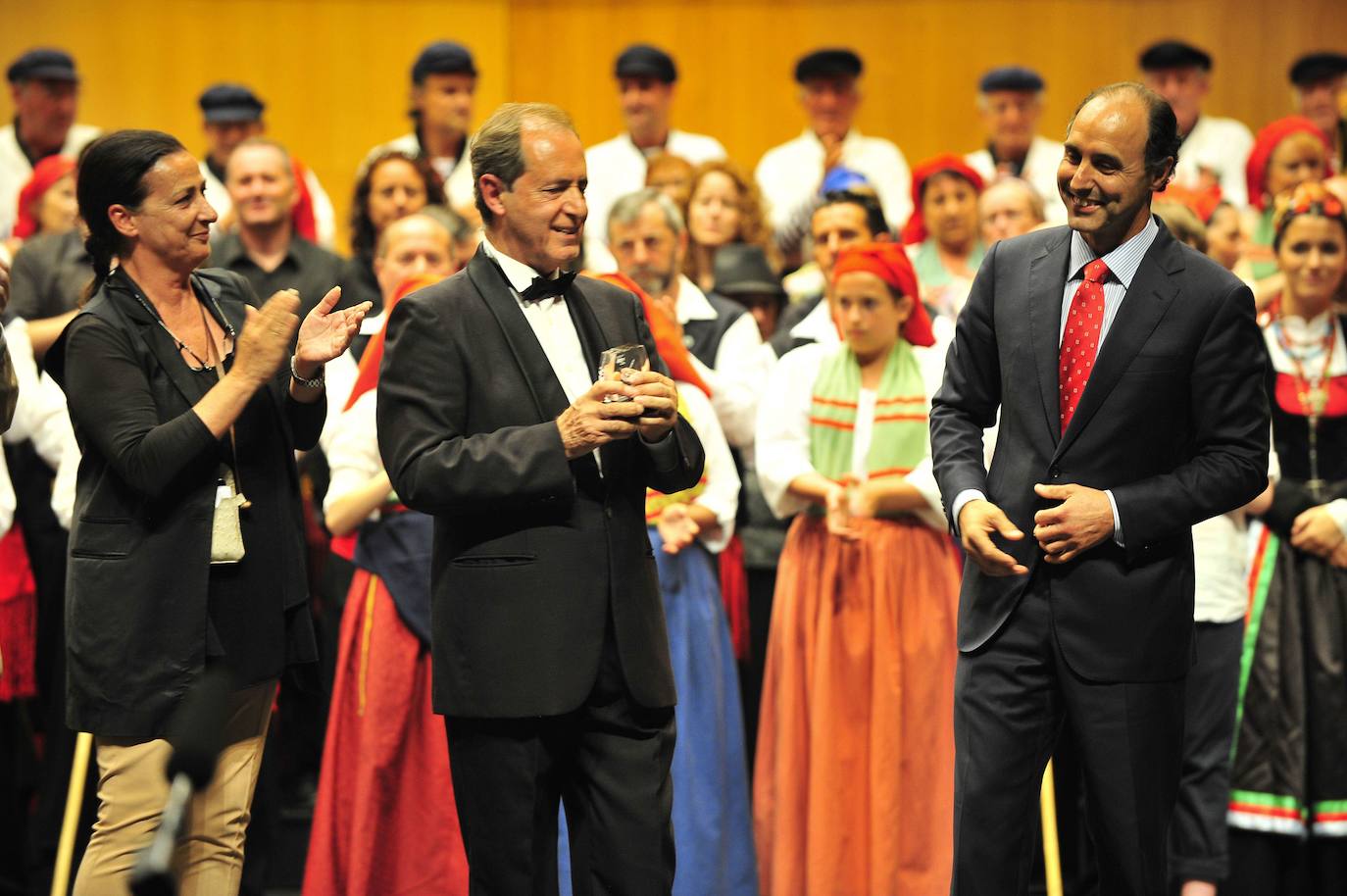 30/07/2014. Gala del folclore cántabro en la que José Luis Ocejo recibe el premio de la Asociación Cultural 'Proa' de manos de Ignacio Diego y Carmen Ruiz