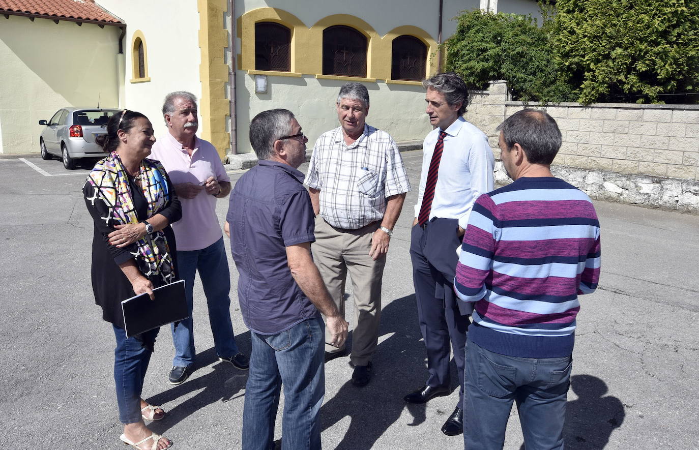 16/09/2015. El alcalde Íñigo de la Serna y la concejala de barrios Carmen Ruiz con los vecinos de Campogiro visitando la zona. 