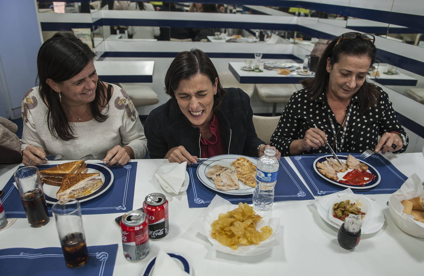 18/11/2016: El primer día como alcaldesa de Gema Igual comiendo con su jefe de Gabinete, Olga Garay, y su amiga y compañera, Carmen Ruiz.