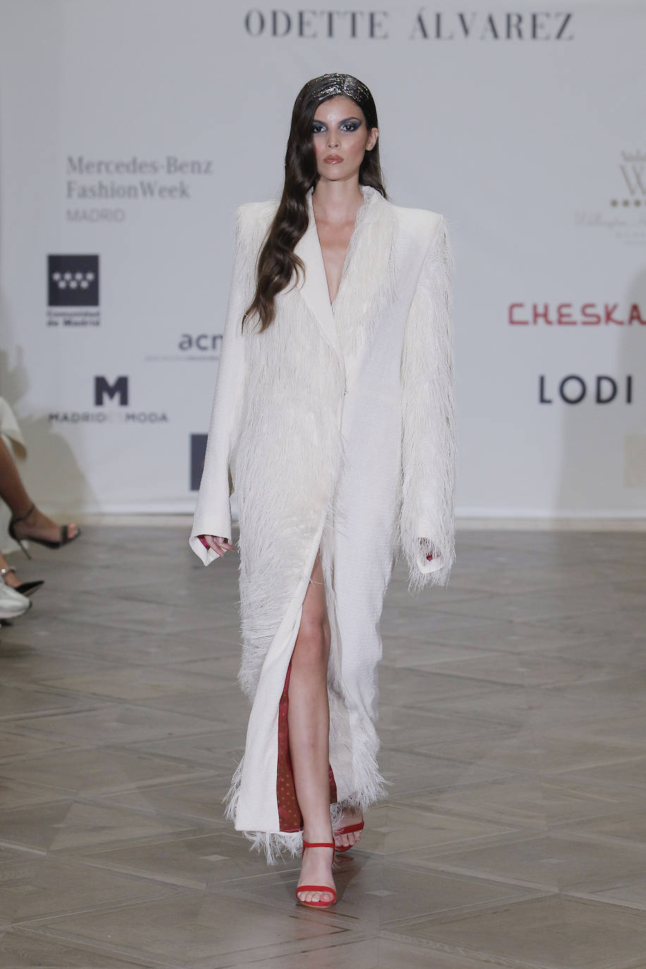 Odette Álvarez ha vuelto a brillar en Mercedes-Benz Fashion Week Madrid ante el numeroso público que se ha congregado esta tarde en el Wellington Hotel & Spa de Madrid con motivo de la presentación de su colección Selena Spring 2003. Incondicionales de la diseñadora cántabra como Carmen Lomana, Cristina Cifuentes, las actrices María Castro y Luisa Mayol, la presentadora de televisión Flora González, las influencers Eugenia Osborne, Carla Hinojosa, Madame de Rosa y Marta Carriedo, entre otras, han vuelto a demostrar su pasión por el trabajo de la santanderina que no ha dejado a nadie indiferente. 