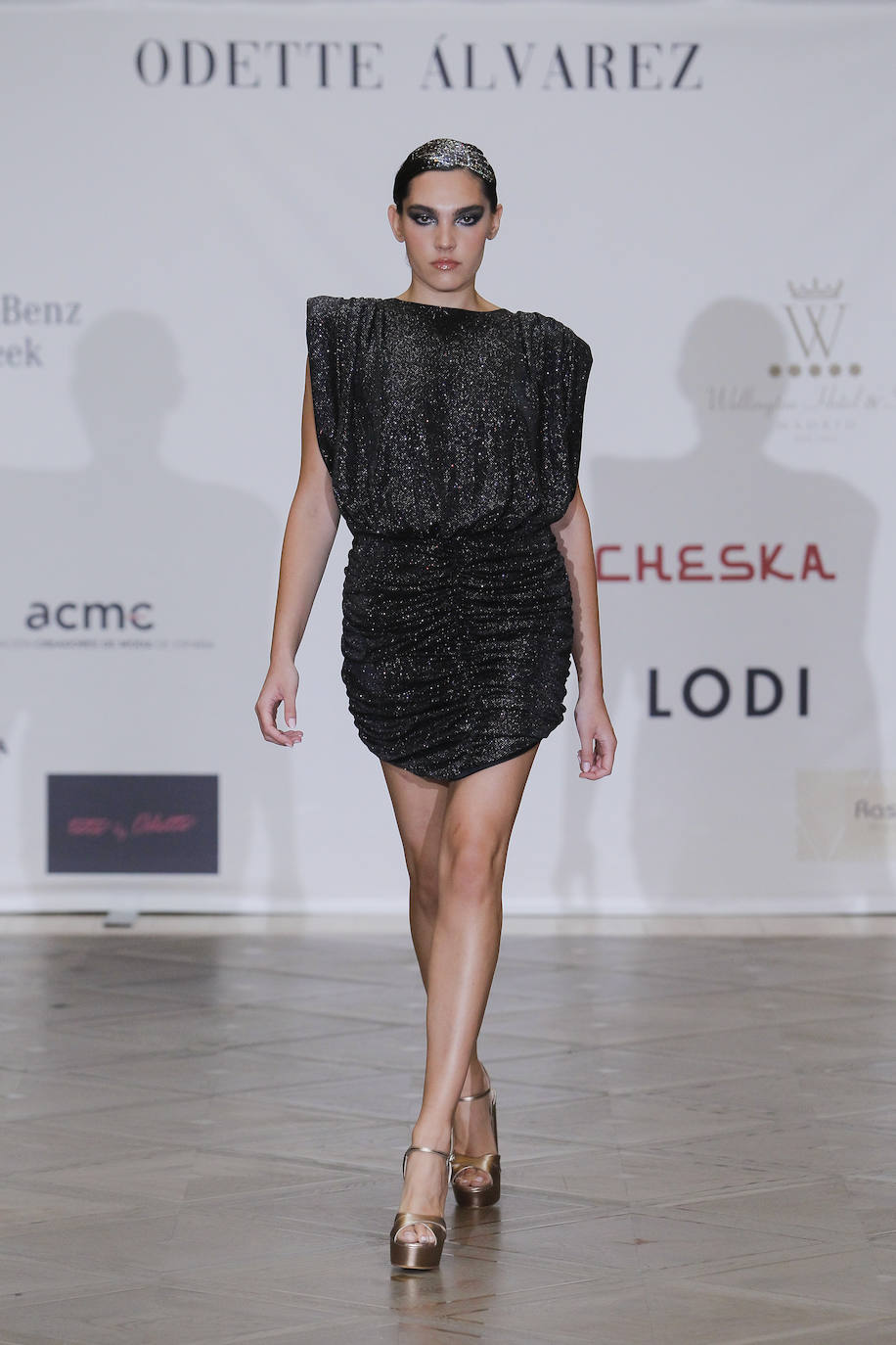 Odette Álvarez ha vuelto a brillar en Mercedes-Benz Fashion Week Madrid ante el numeroso público que se ha congregado esta tarde en el Wellington Hotel & Spa de Madrid con motivo de la presentación de su colección Selena Spring 2003. Incondicionales de la diseñadora cántabra como Carmen Lomana, Cristina Cifuentes, las actrices María Castro y Luisa Mayol, la presentadora de televisión Flora González, las influencers Eugenia Osborne, Carla Hinojosa, Madame de Rosa y Marta Carriedo, entre otras, han vuelto a demostrar su pasión por el trabajo de la santanderina que no ha dejado a nadie indiferente. 