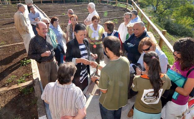 Imagen. Carmen Ruiz siempre rodeada de vecinos de Santander. En la imagen de 2012 durante un sorteo de huertos sostenibles en la calle Duque de Ahumada.