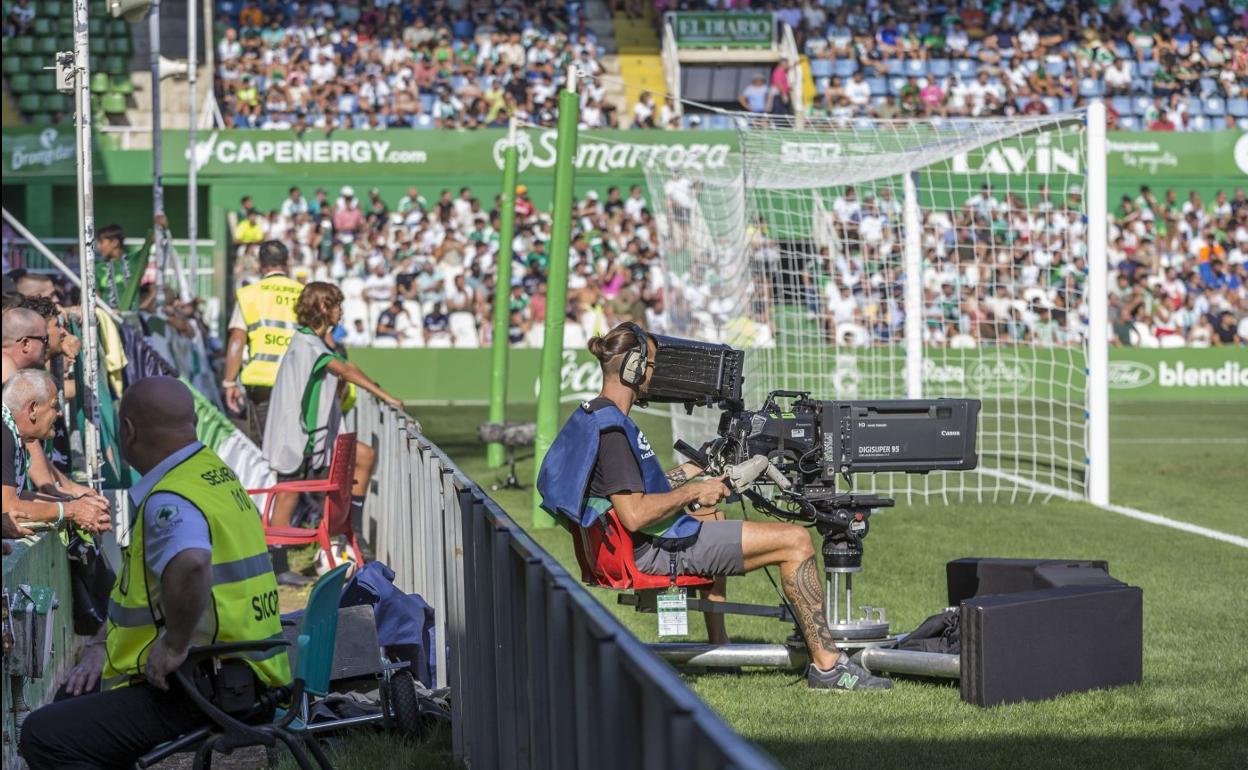 Un operador de cámara, durante el Racing-Villarreal B de esta temporada. 