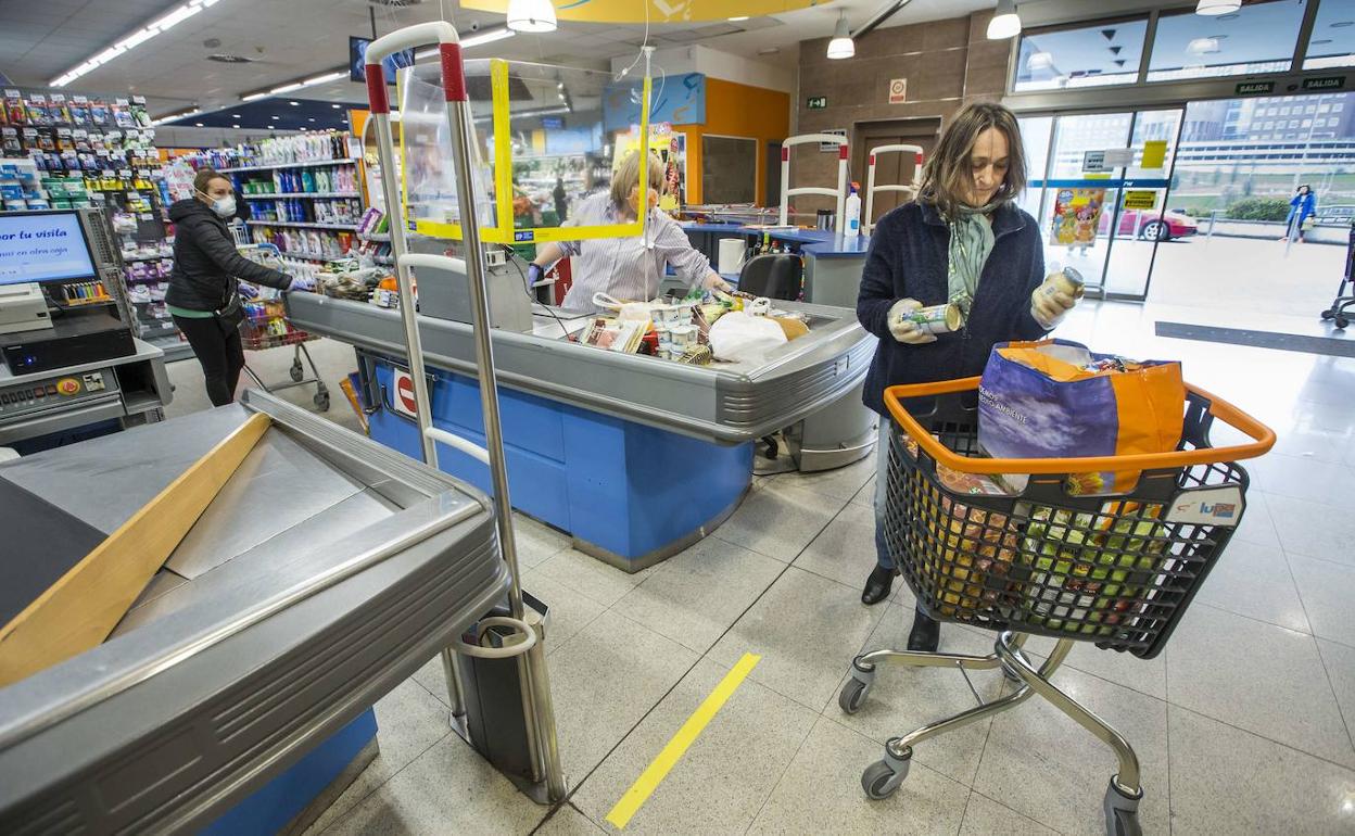 Ciudadanos haciendo la compra en un supermercado de Santander.