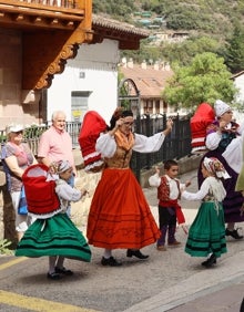Imagen secundaria 2 - Pasacalles, mercado tradicional y bailes tradicionales en el Día de Liébana 