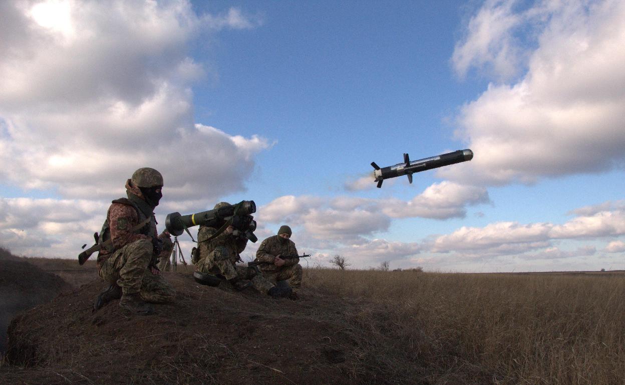 Un militar lanza un misil javelin antitanque estadounidense en la región de Donetsk. 