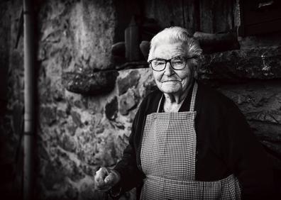 Imagen secundaria 1 - 'Viejos sueños de Gigante' de Sonia Toledano, 'Los que quedamos' de Martha Bravo; 'Nichos', de Juanjo Ruiz Cisneros.