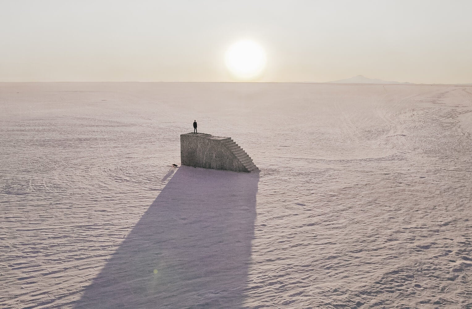 Esta escalera a ninguna parte en el Salar de Uyuni en Boliva, una escultura del artista Gastón Ugalde, es en sí misma una deslumbrante obra de arte en la que muchos viajeros se habrán detenido, pero la ejecución de Philip la eleva más allá de una simple instantánea turística.