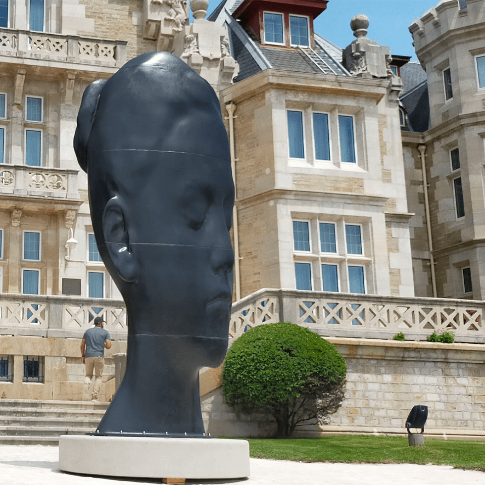 'Carlota', la escultura de Jaume Plensa, está ubicada junto a la fachada sur del Palacio de la Magdalena desde junio.