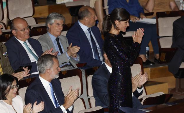 Los Reyes en el Auditorio Nacional, saludando tras escuchar el 'cumpleaños feliz' para doña Letizia.