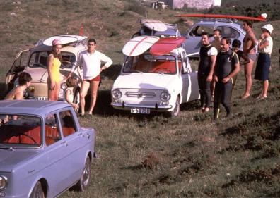 Imagen secundaria 1 - 1. Pioneros del surf en Cantabria: (de izq. a dcha.) Manuel Martínez 'Lolis', José Manuel Merodio, Antonio Sáez, Carlos Beraza, Jesús Fiochi, José Manuel Gutiérrez 'Meco' y Juan Giribet. | 2. Antonio Sáez, Manuel Gutiérrez 'Meco', Juan Giribet y Manuel Martínez 'Lolis', en Islares en 1966. | 3. Antonio Sáez y Manuel Martínez 'Lolis' en El Sardinero en 1965.