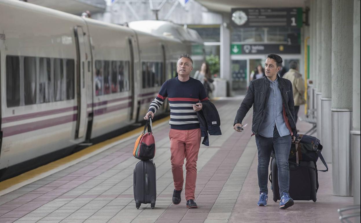 Pasajeros en la estación de Santander se dirigen a coger el Alvia con destino a Madrid. 