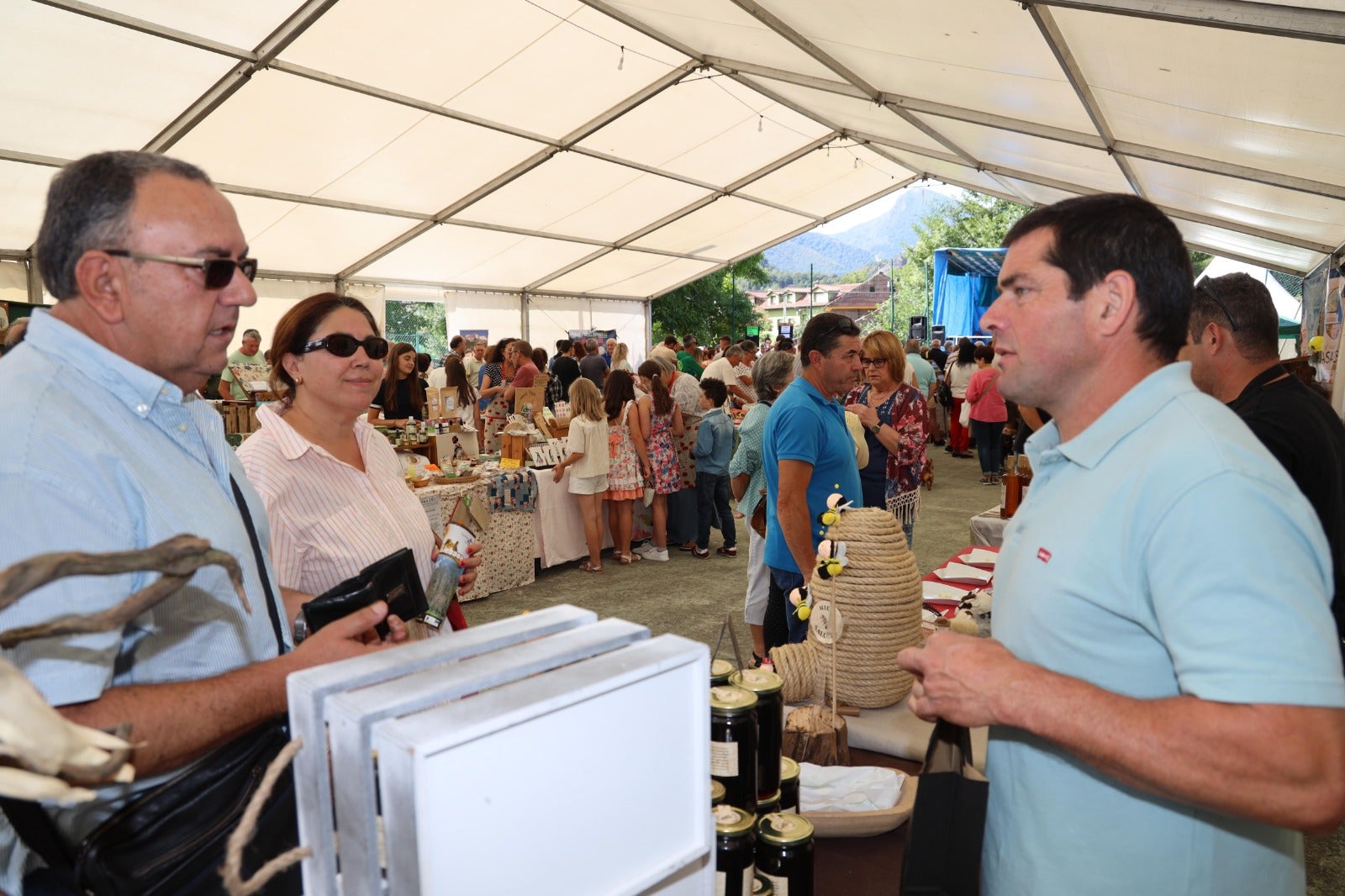 Fotos: Éxito de participación en la Feria de la Miel de Vega de Liébana