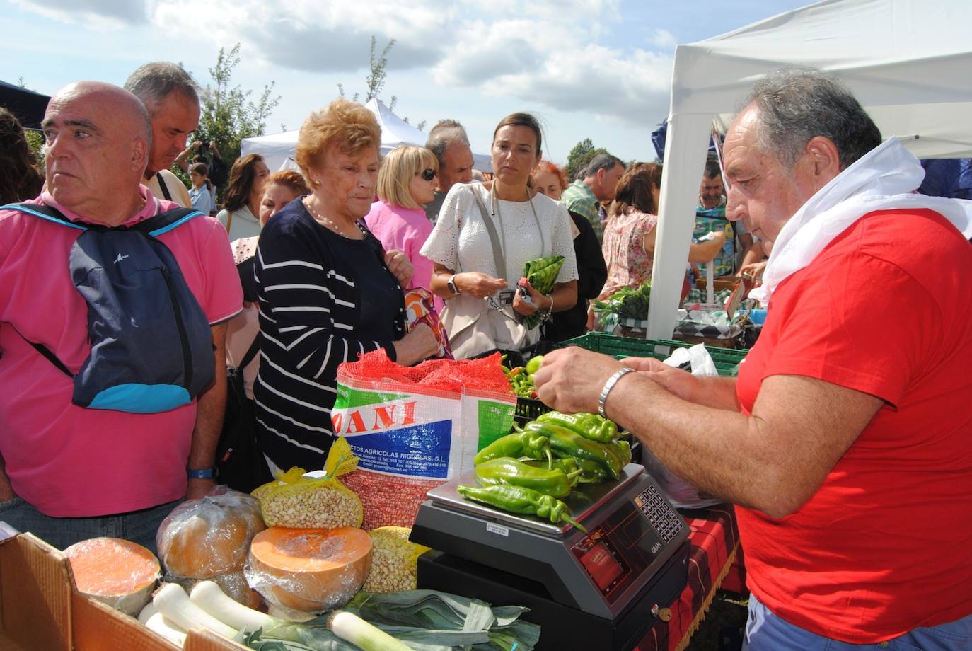 Fotos: Miles de visitantes en la la Feria del Pimiento de Isa en Arnuero