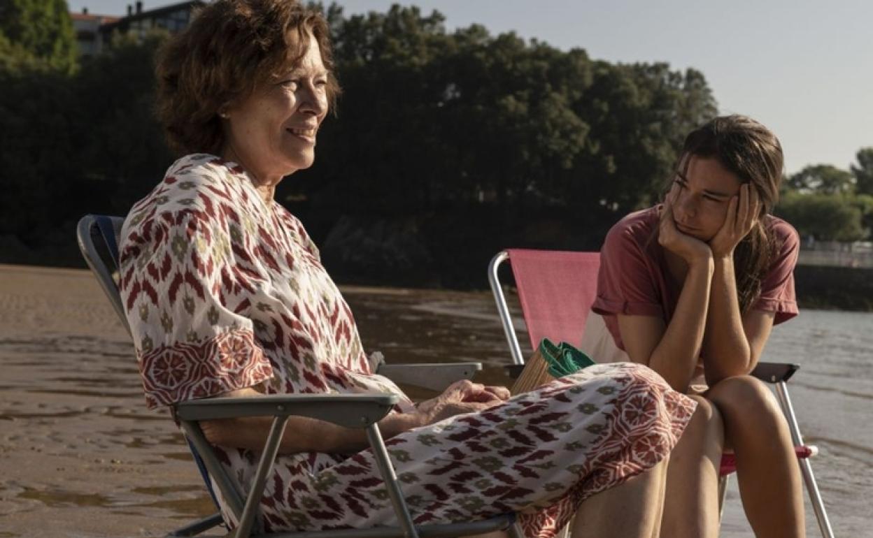 Susi Sánchez y Laia Costa en una escena de 'Cinco lobitos'