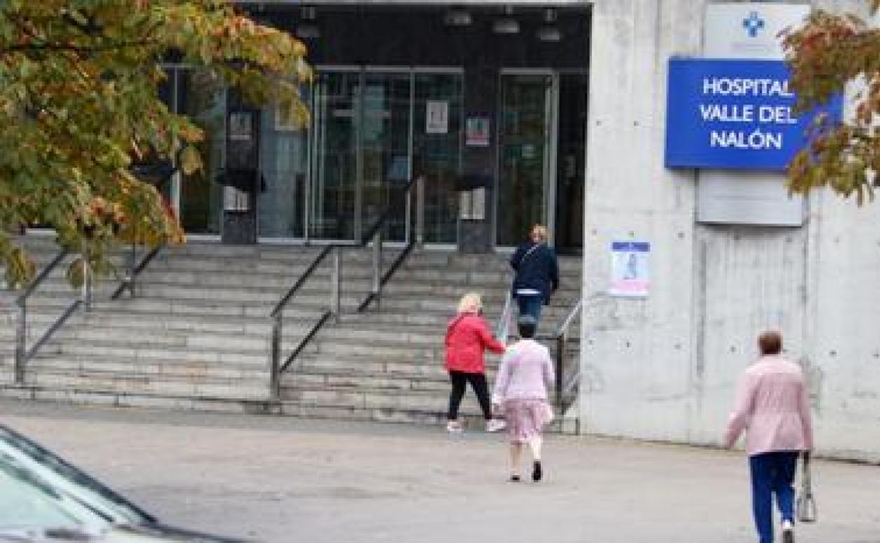 El hospital del valle del Nalón intentaba ayer volver a la normalidad, tras el crimen del miércoles.