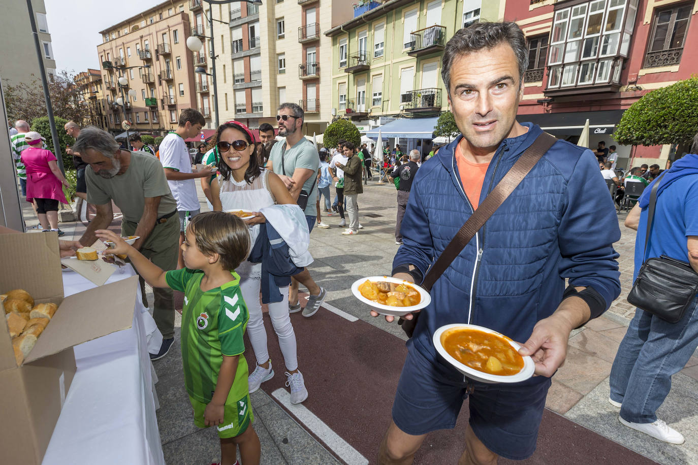 Las peñas se reúnen en el popular barrio santanderino para comer e ir desde allí a los Campos de Sport