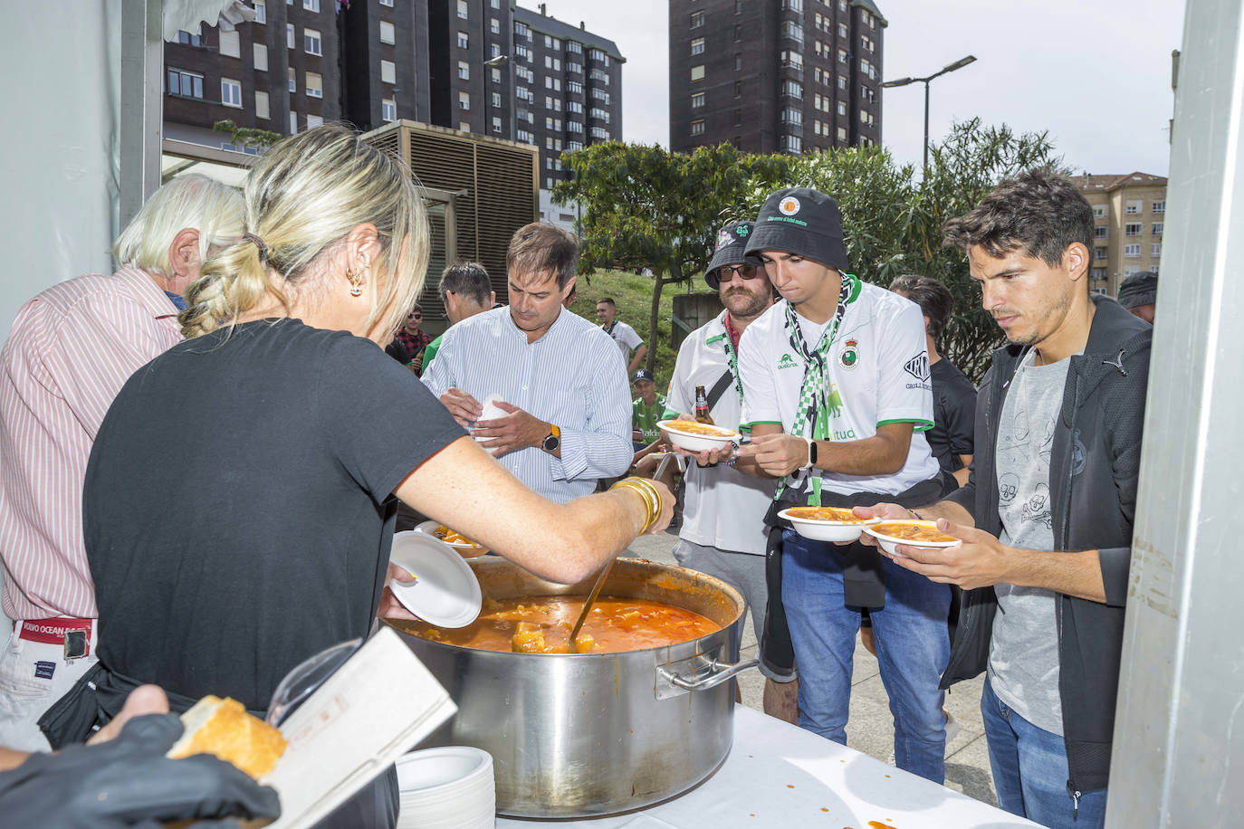 Las peñas se reúnen en el popular barrio santanderino para comer e ir desde allí a los Campos de Sport