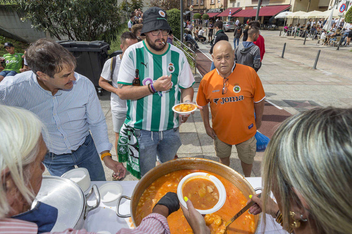 Las peñas se reúnen en el popular barrio santanderino para comer e ir desde allí a los Campos de Sport