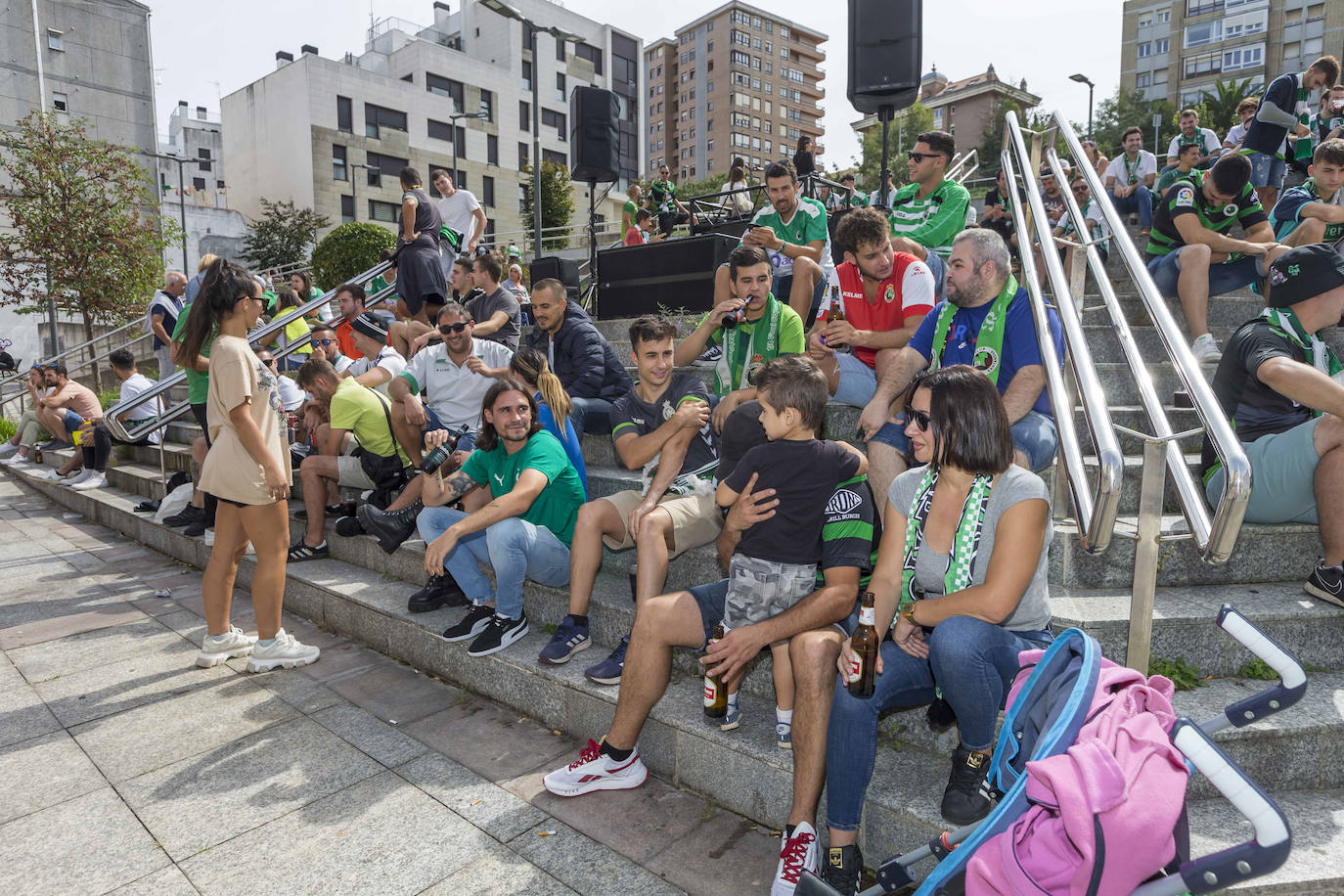 Las peñas se reúnen en el popular barrio santanderino para comer e ir desde allí a los Campos de Sport