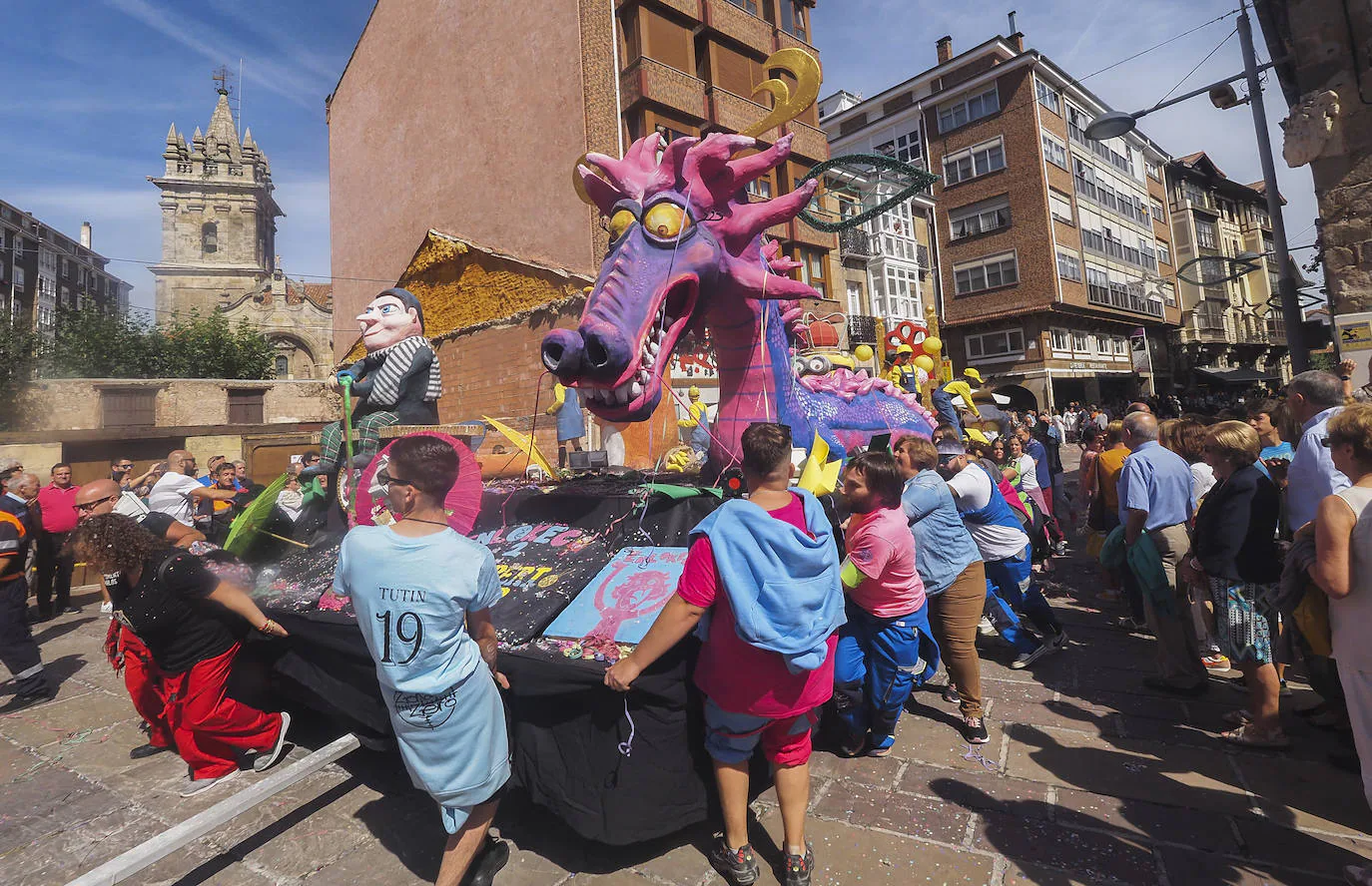 'El Imperio de Bob' de la joven peña Enlokeci2 se ha alzado con el primer premio del certamen de Carrozas Artísticas de San Mateo dotado con 6.000 euros. Además, el jurado otorgó el segundo puesto a la fantasía titulada 'Del revés' de Los insufribles (5.400 euros), seguida en un tercer puesto por la obra 'Los Trolls' de la peña El Descontrol (5.100 euros), mientras que 'Humor Azul' de Indiscretos (4.800 euros) y 'Nuestra Historia' de Detroit (4.500 euros), quedaron en cuarto y quinto lugar del ranking de premiados. El galardón a la mejor figura (300 euros) se lo llevó también Detroit con su obra 'Concha y Delfines'.