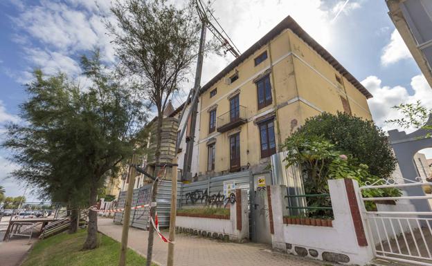 Hotel en la Avenida de los Castros 17-19 (cuatro estrellas). Era un edificio que llevaba años deshabitado y que tras las obras se convertirá en un hotel de cuatro estrellas que contará con 27 habitaciones (tres en planta baja). Algunos de los atractivos del entorno son el parque de Las Llamas o los Campos de Sport.