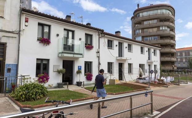 Hotel Petit en la Avenida de los Castro, 6-8 (una estrella). En este caso, se está construyendo la ampliación del hotel que contará con 6 habitaciones dobles, dos estudios y un apartamento. Este inmueble era uno de los más llamativos de la zona ya que, hasta 2018, eran dos pequeñas casas de dos alturas cubiertas de hiedra.