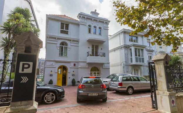 Hotel en el Paseo Menéndez Pelayo, 42. Este hotel de 10 habitaciones ha terminado recientemente sus obras y ya está abierto al público. Está localizado en una casa de 3 plantas en el céntrico paseo de Menéndez Pelayo. Uno de sus principales atractivos son las vistas al mar desde las ventanas de las estancias.