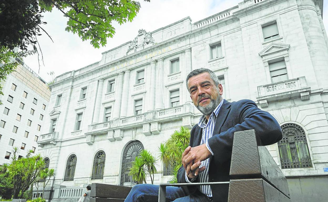 Luis Sazatornil, actual investigador del proyecto 'Atlas Museo', posa ante el Banco de España, futura sede del Reina Sofía/Archivo Lafuente.