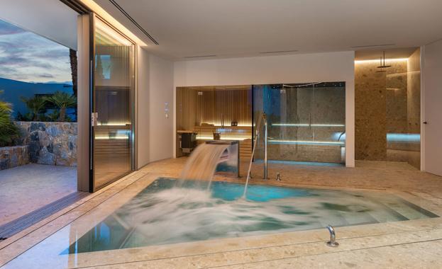 Imagen. El spa privado con jacuzzi y sauna.