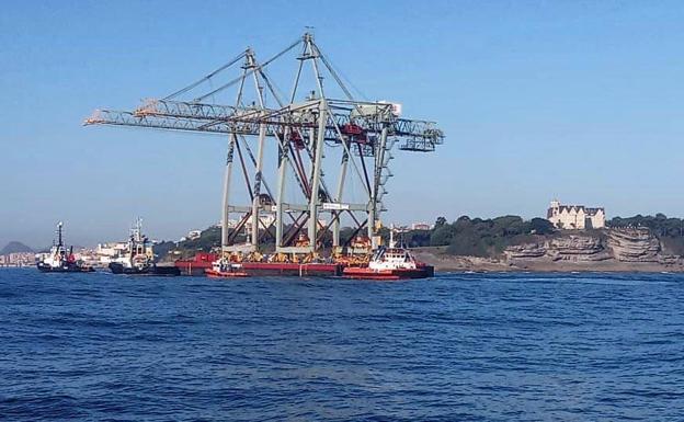 Las nuevas grúas de la compañía Boluda a su entrada al puerto de Santander esta mañana.