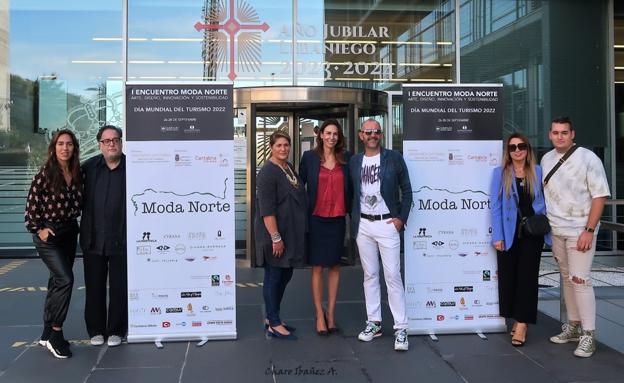 La presidenta de la Asociación de Creadores de Cantabria, Concepción Revuelta, en el centro junto a la directora general de Turismo, Marta Barca, y el resto del equipo organizador.