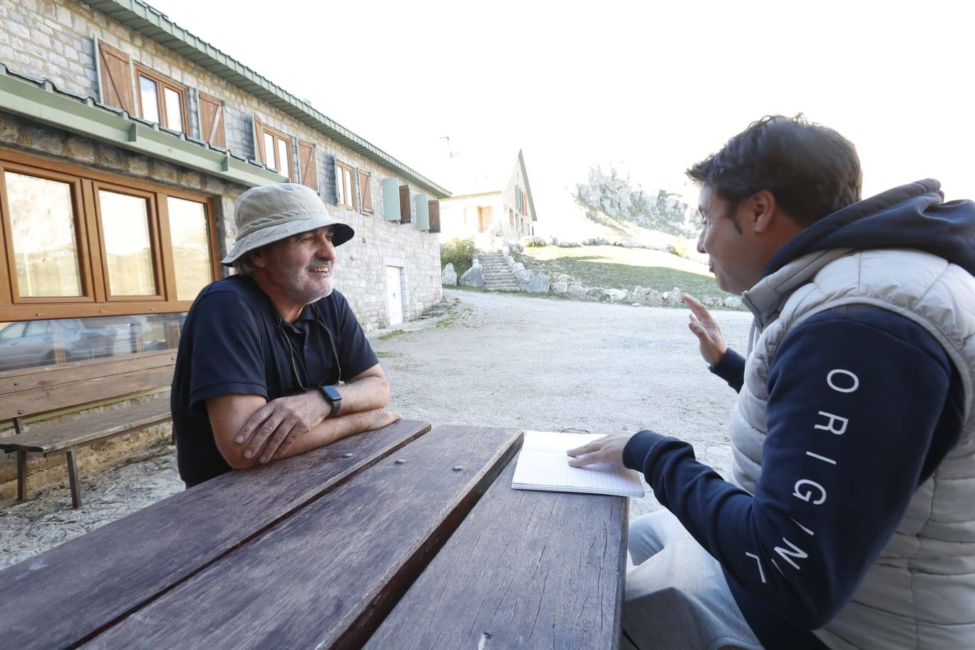 José Joaquín Martínez Sieso relata su experiencia al periodista de El Diario Montañés, Álvaro Machín.