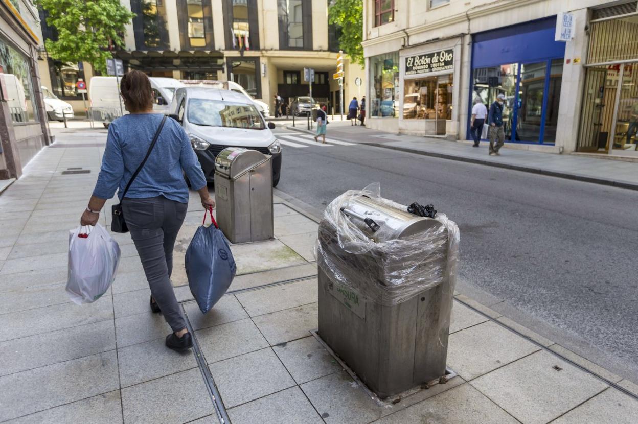 Contenedores soterrados precintados en la calle Juan de Herrera.