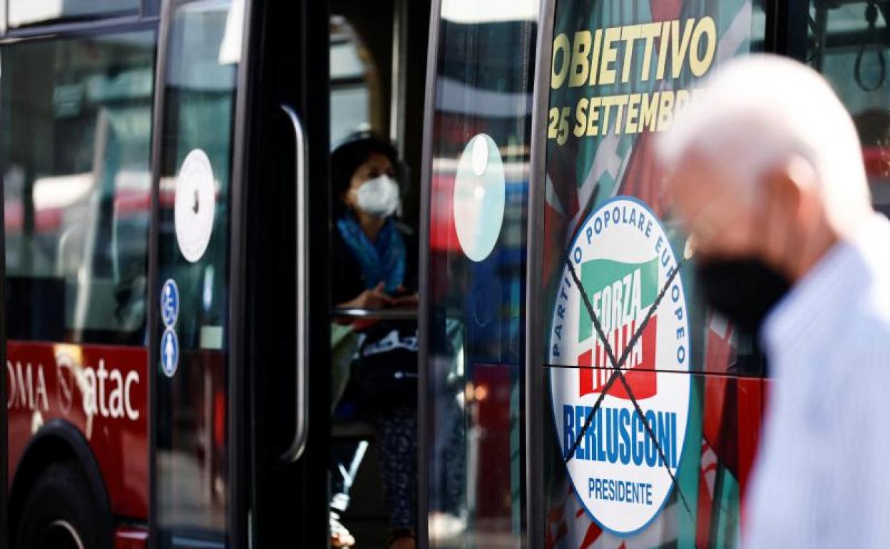 Un autobús en Roma con propaganda electoral. 