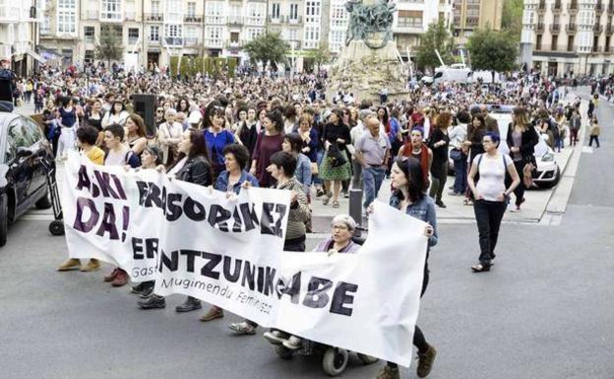 Manifestación en Vitoria contra una agresión machista. 